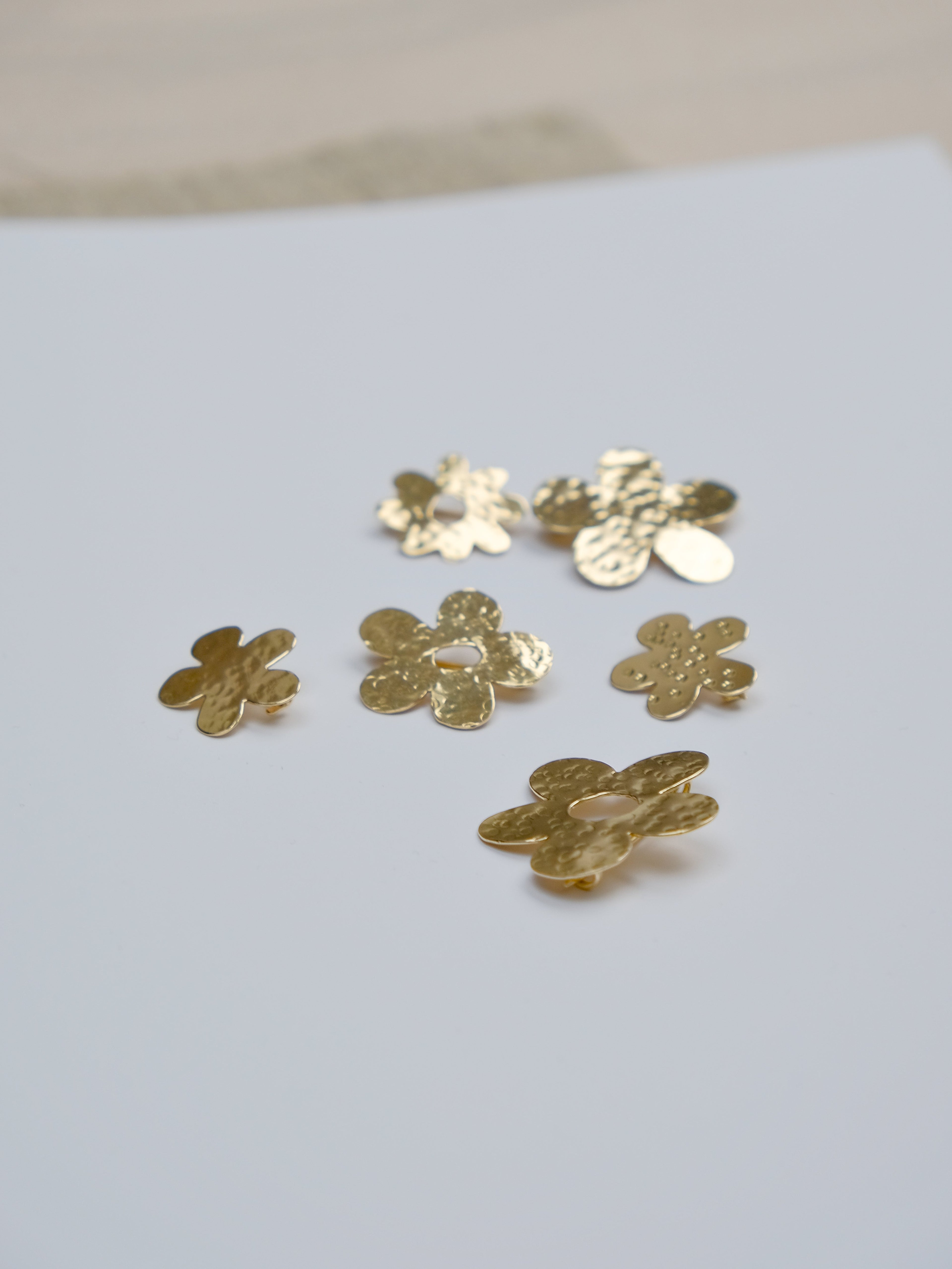 En samling hamrede pins i ren messing